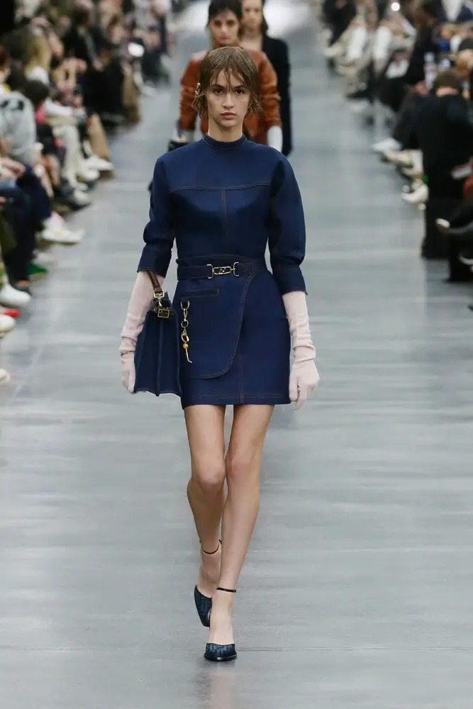 La robe en jean de Fendi par Kim Jones automne-hiver 2022-2023