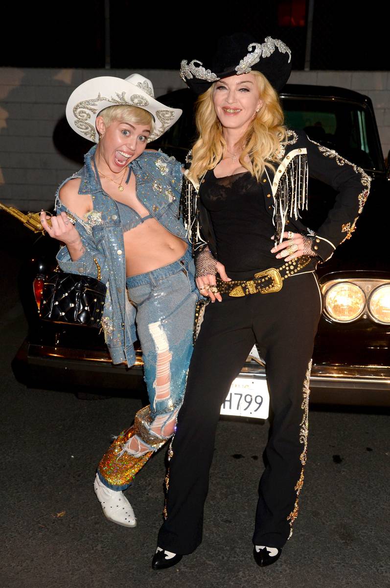 Miley Cyrus et Madonna en total looks cowgirls et santiags en  2014 à Hollywood, Californie. Photo par Jeff Kravitz/FilmMagic pour MTV