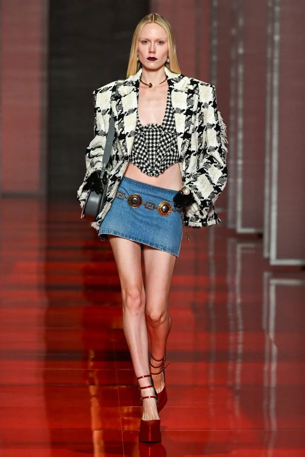 La mini-jupe en jean Versace automne-hiver 2022-2023