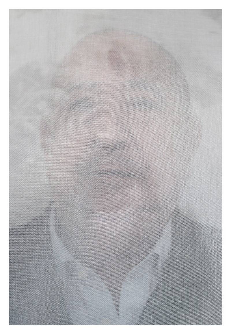 Christian Boltanski photographié dans son atelier de Malakoff. L’artiste pose derrière l’un des grands voiles blancs utilisés pour son exposition en cours à la Galerie Marian Goodman à Paris. © Cédric Delsaux​