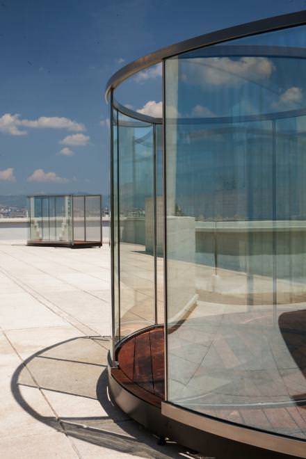 Les fascinants pavillons de verre de l'artiste américain Dan Graham