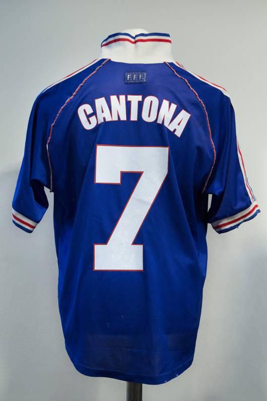 Eric Cantona - Memorabilia, maillot du Manchester United F.C., signé par Éric Cantona.