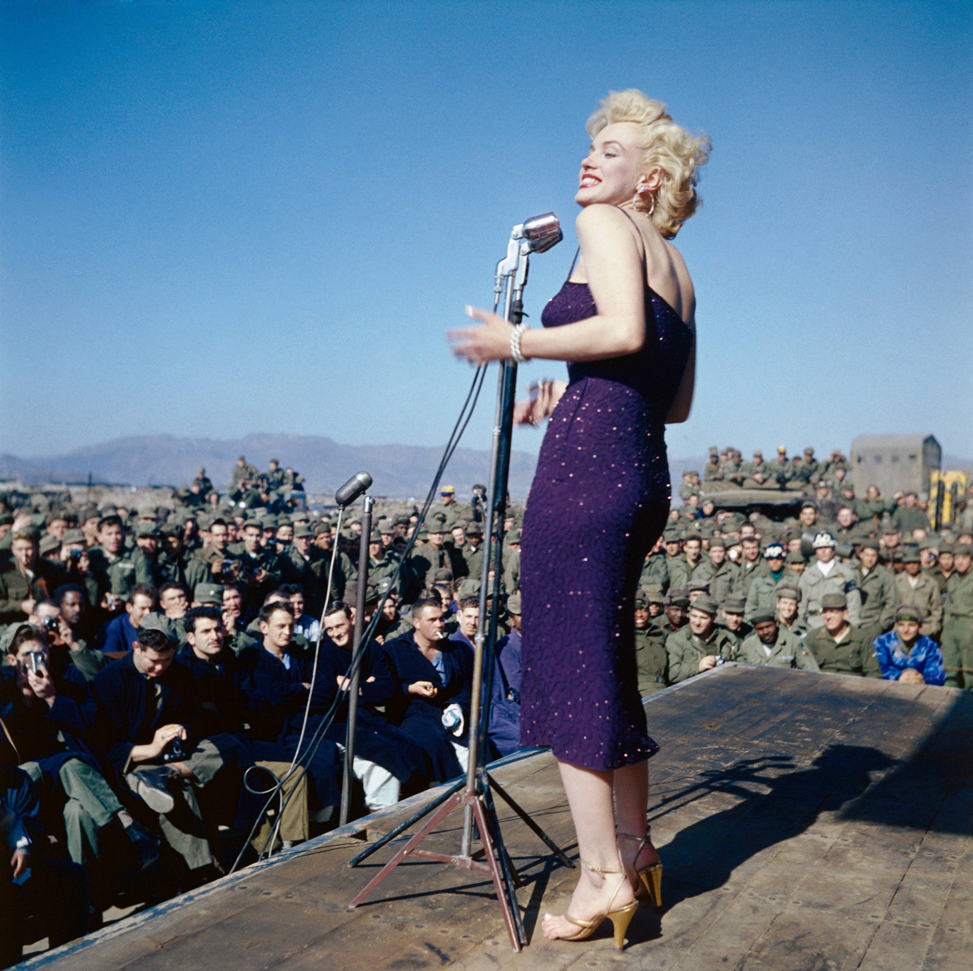 Marilyn Monroe chantant pour les troupes de l’armée américaine en 1954, en Corée du Sud @ Bettmann / Getty Images