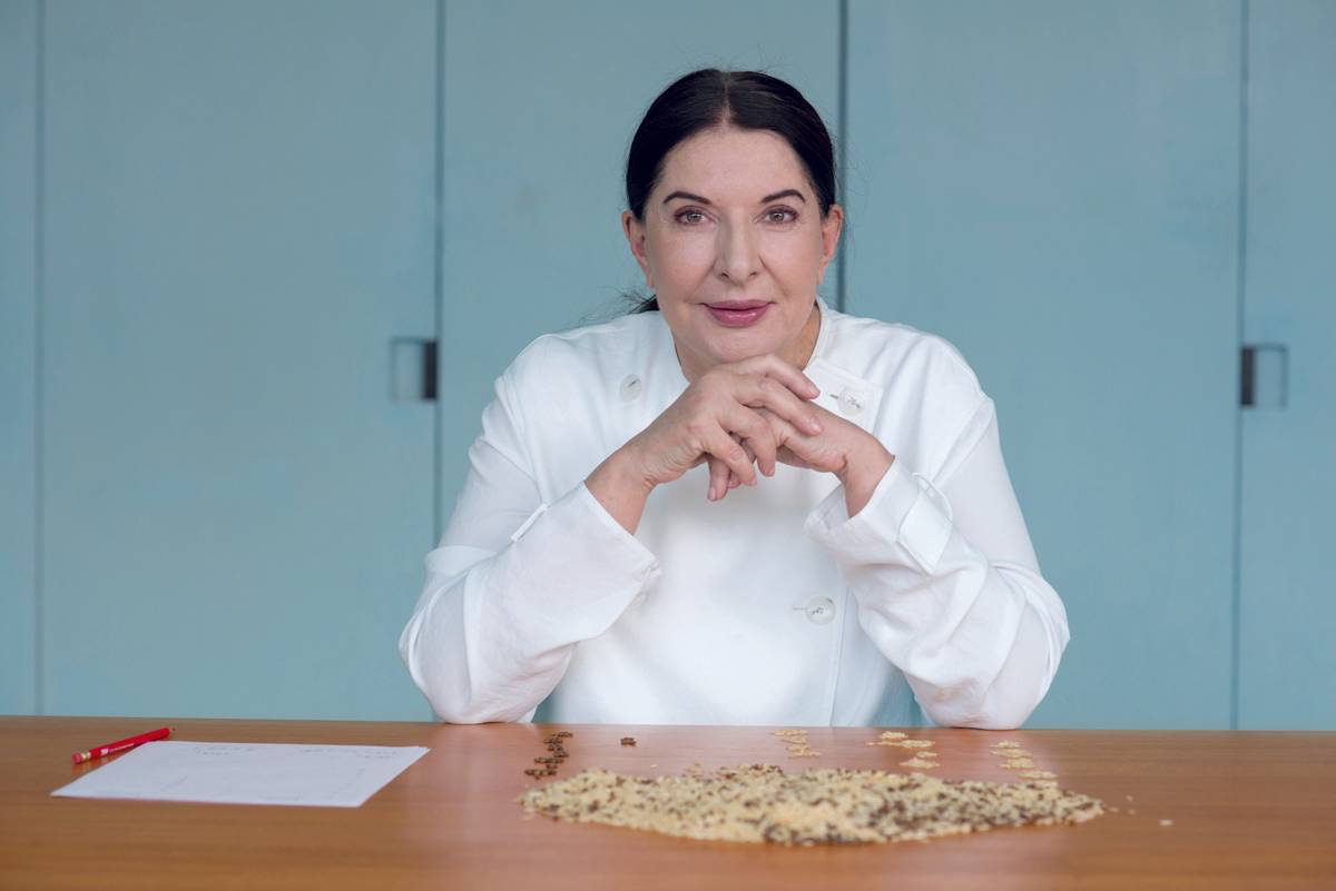 Marina Abramović, “Counting the Rice (Step by Step: Finale)”. Photographie © Casey Kelbaugh
