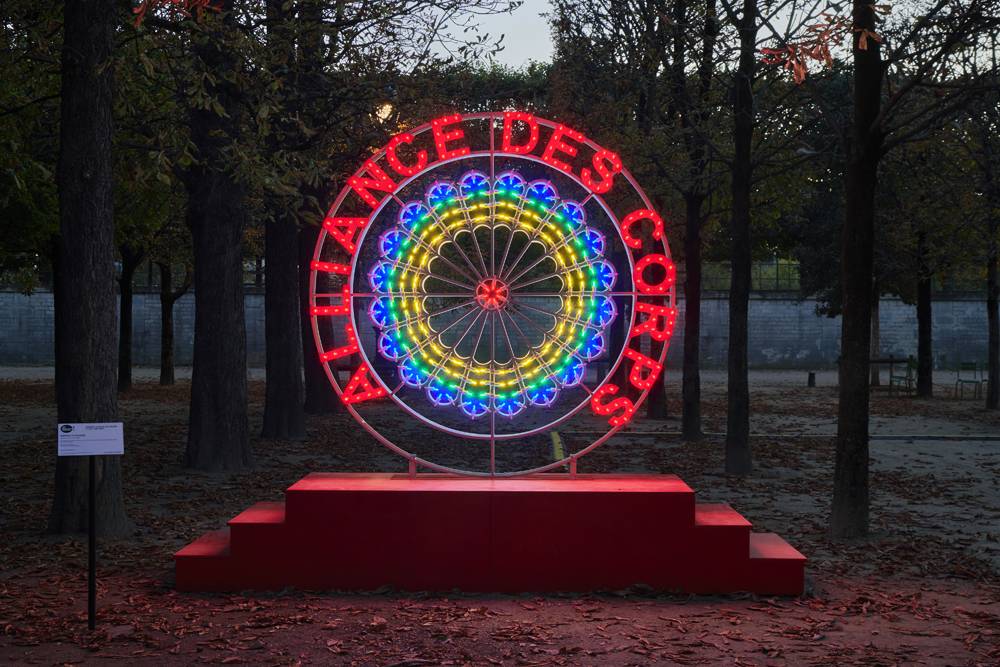 Marinella Senatore, “Alliance des corps” (2021). Metal, wood, PVC and LED bulbs, 274 x 340 x 95 cm, 107 87/100 x 133 43/50 x 37 2/5 in, Paris, Jardin des Tuileries, FIAC Hors les Murs 2021. Photo : M. Domage