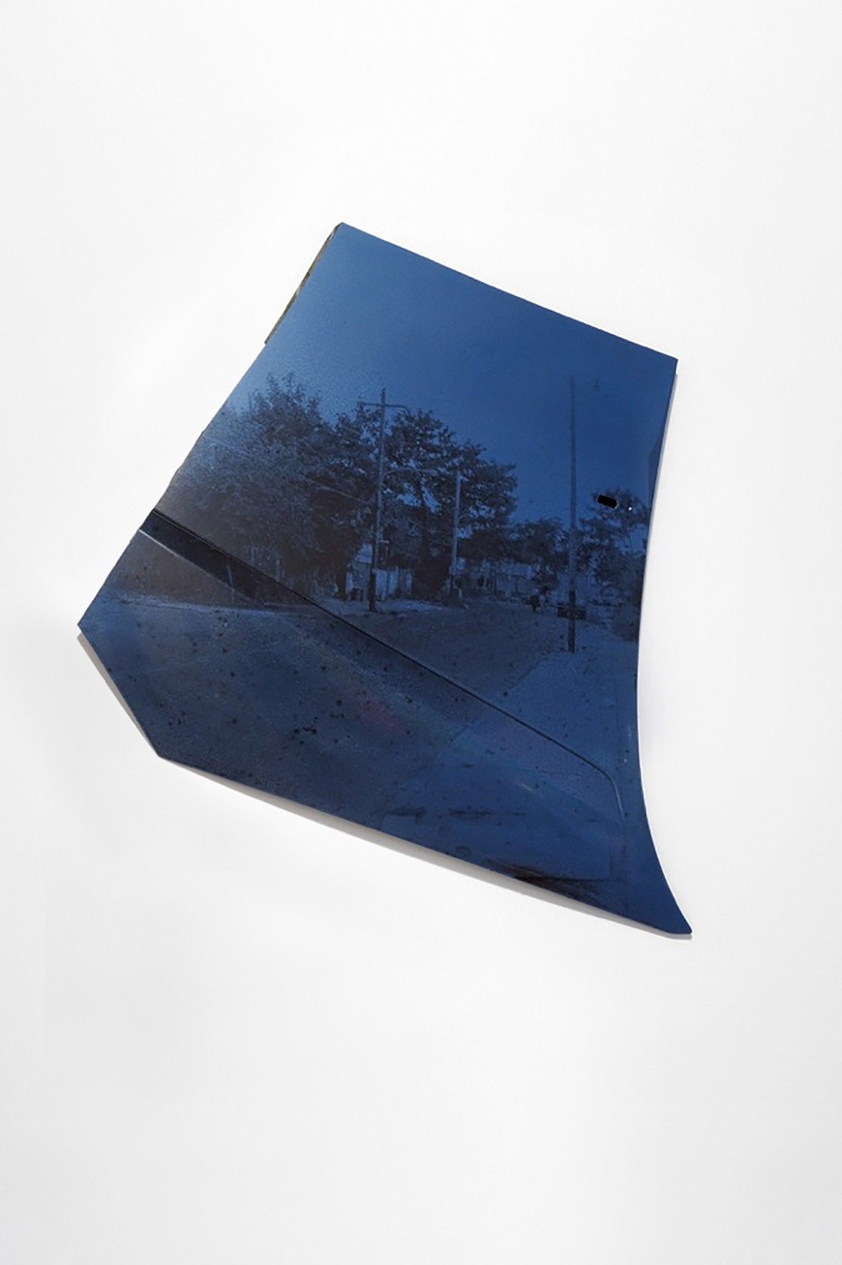 The Hood (2015), tirage photographique sur carrosserie de voiture. Détail de l’exposition La Vie moderne, Biennale d’art contemporain de Lyon, 2015.   