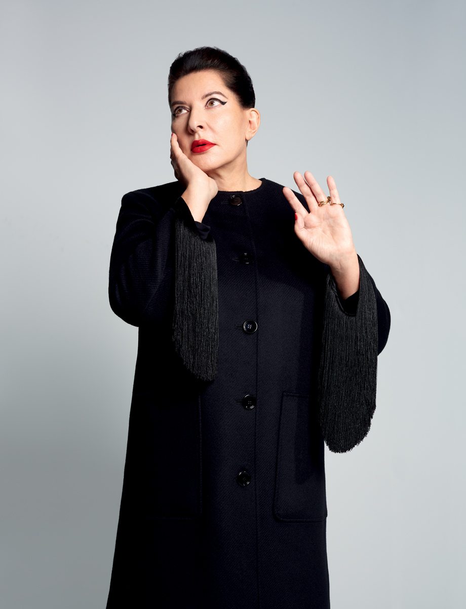 L'artiste performeuse Marina Abramović en 2022 par Anthony Maule pour Numéro Magazine
