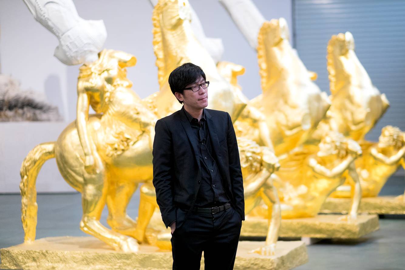 Portrait de l’artiste Xu Zhen devant l’une de ses œuvres, dans son showroom situé à Shanghai, le 10 décembre 2015.  Adrien Bernard/Fondation Louis Vuitton.