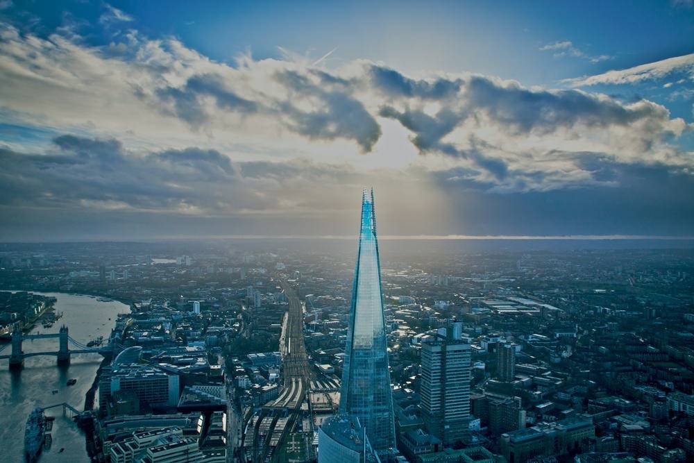 Vue aérienne de The Shard – London Bridge Tower, à Londres. Cette spectaculaire réalisation est signée de Renzo Piano Building Workshop. Son élaboration s’est étendue de 2000 à 2012.