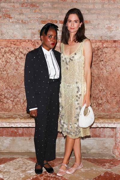 La réalisatrice Janicza Bravo et l’actrice Katherine Waterston au dîner Miu Miu Women's Tales à la Mostra de Venise 2022.
