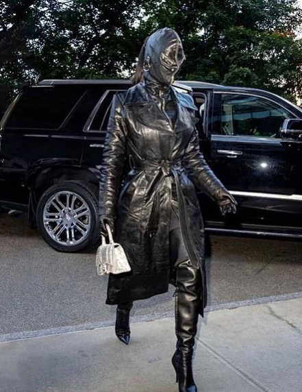13. Kim Kardashian en manteau et bottes en cuir et sac Hourglass à sequins Balenciaga à la Fashion Week de New York
