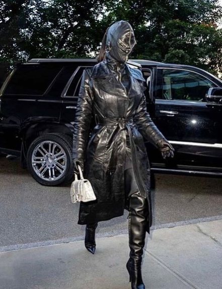 Kim Kardashian en manteau et bottes en cuir et sac Hourglass à sequins Balenciaga à la Fashion Week de New York. © Instagram @kimkardashian
