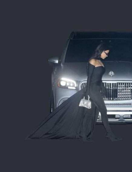 15. Kim Kardashian en robe drapé et pantashoes Balenciaga automne-hiver 2020