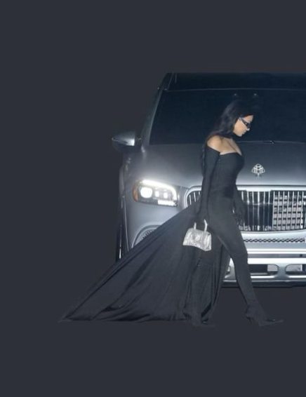 Kim Kardashian en robe drapé et pantashoes Balenciaga automne-hiver 2020. © Instagram @kimkardashian