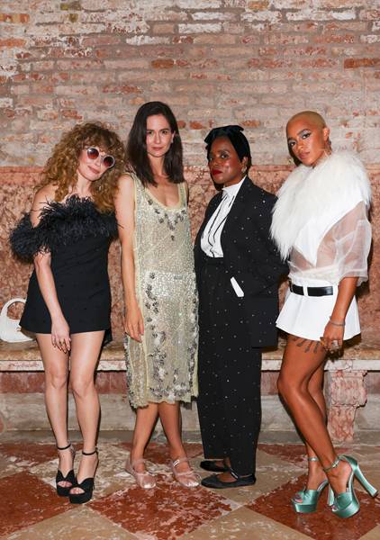Les actrices Natasha Lyonne et Katherine Waterston, la réalisatrice Janicza Bravo et la chanteuse Kelsey Lu au dîner Miu Miu Women's Tales à la Mostra de Venise 2022.
