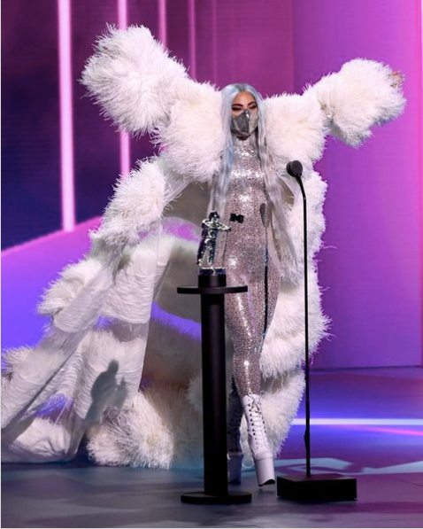 Lady Gaga en combinaison à sequins et manteau en plumes Valentino haute couture @ladygaga