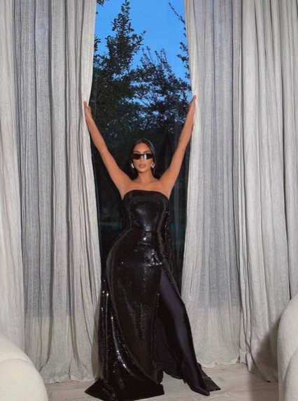 2. Kim Kardashian en robe bustier à sequin Balenciaga