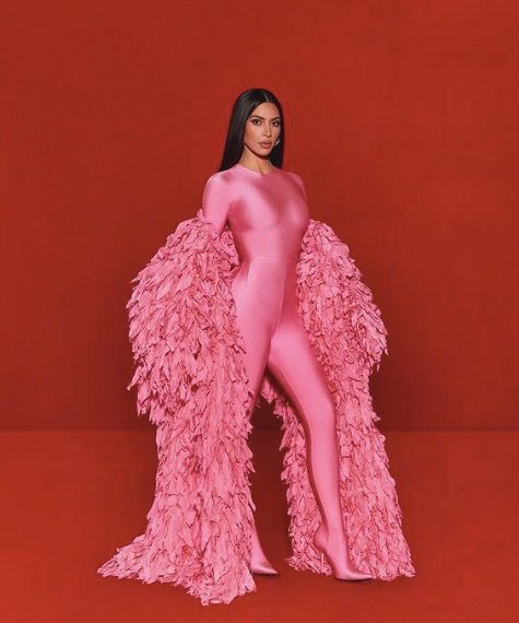 3. Kim Kardashian en combinaison intégrale, stola en plume de soie Balenciaga printemps-été 2022 lors de son passage au Saturday Night Live
