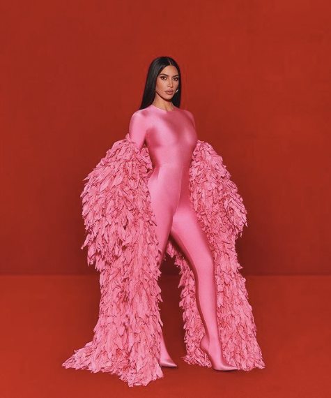 Kim Kardashian en combinaison intégrale, stola en plume de soie Balenciaga printemps-été 2022 lors de son passage au Saturday Night Live. © Instagram @kimkardashian