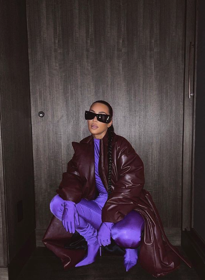 5. Kim Kardashian en combinaison violette et manteau en cuir bouffant Balenciaga