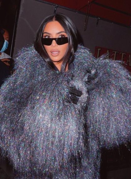 Kim Kardashian en veste en fausse fourrure de lurex Balenciaga pre-fall 2021. © Instagram @kimkardashian