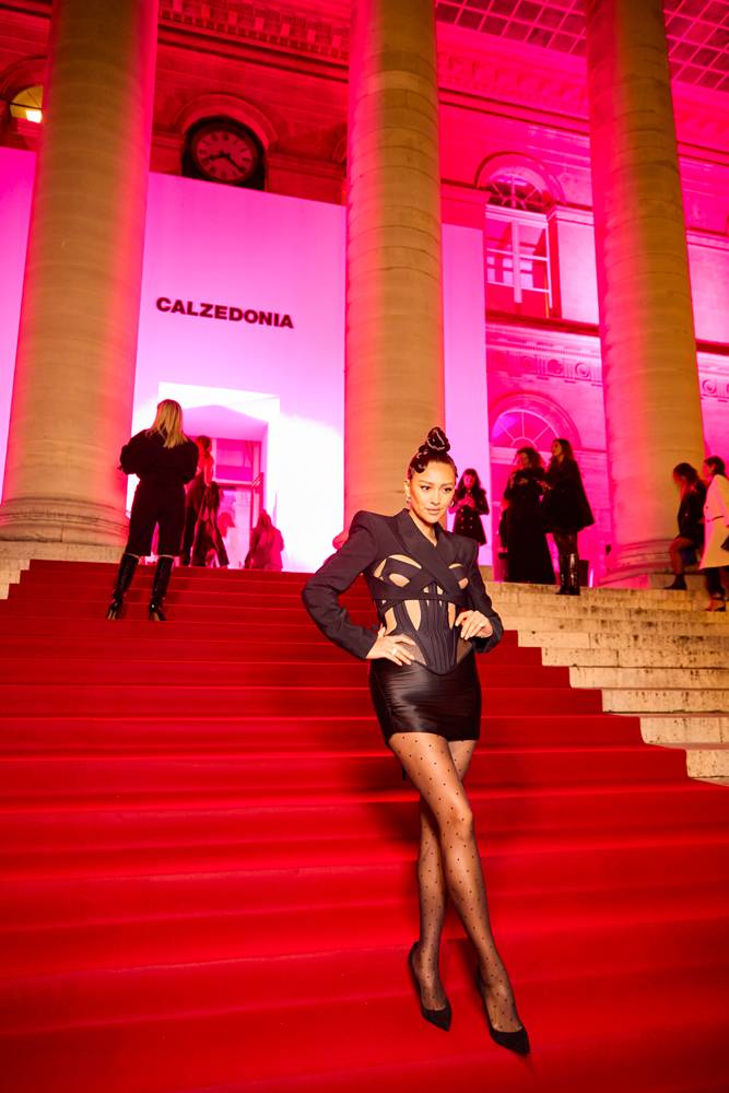 L'actrice Shay Mitchell au show Calzedonia à Paris