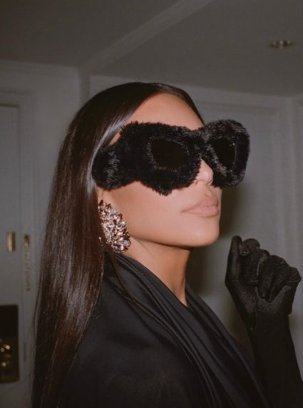 7. Kim Kardashian en haut drapé, pantashoes noir et sac Hourglass en fausse fourure, Balenciaga pre-fall 2021