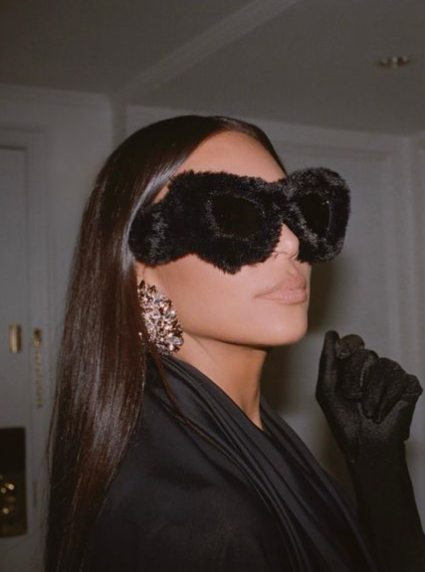 Kim Kardashian en haut drapé, pantashoes noir et sac Hourglass en fausse fourure, Balenciaga pre-fall 2021. © Instagram @kimkardashian