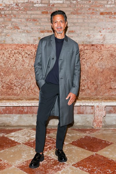 L’acteur Benjamin Bratt au dîner Miu Miu Women's Tales à la Mostra de Venise 2022.