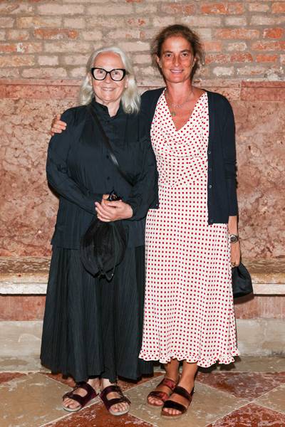 La photographe Brigitte Lacombe et Verde Visconti, directrice communication de Prada et Miu Miu au dîner Miu Miu Women's Tales à la Mostra de Venise 2022.