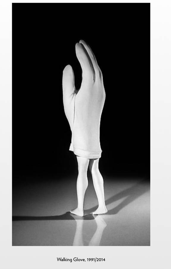 Walking Glove (1991-2014) de Laurie Simmons. Impression pigmentaire,
213 x 122 cm.
© Laurie Simmons. Courtesy of the artist and Salon 94, New York