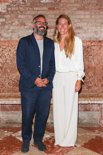 Le producteur Giovanni Pompili et la productrice Lara Calzado au dîner Miu Miu Women's Tales à la Mostra de Venise 2022.