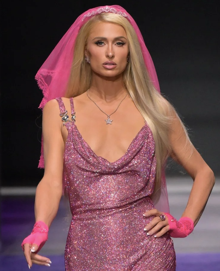 Paris Hilton Versace printemps-été 2023
