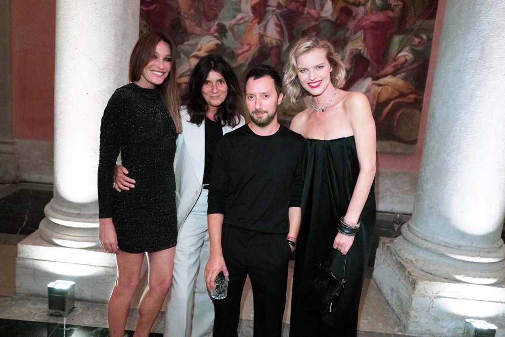 Carla Bruni, la styliste Emmanuelle Alt, Anthony Vaccarello et le top model Eva Herzigova