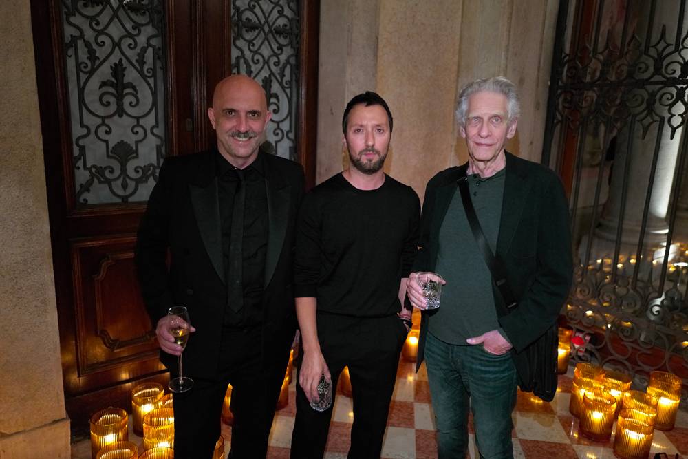 Anthony Vaccarello au milieu des réalisateurs Gaspar Noé et David Cronenberg 