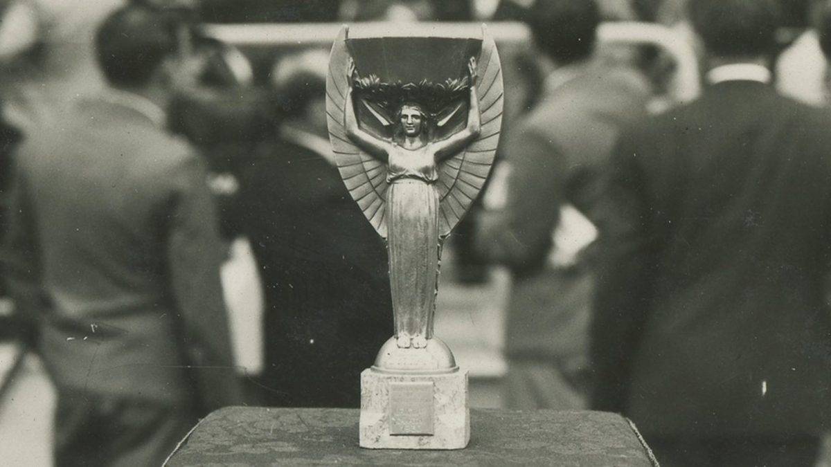 Le trophée Jules Rimet de la Coupe du Monde de football dérobé en 1966 en Angleterre.