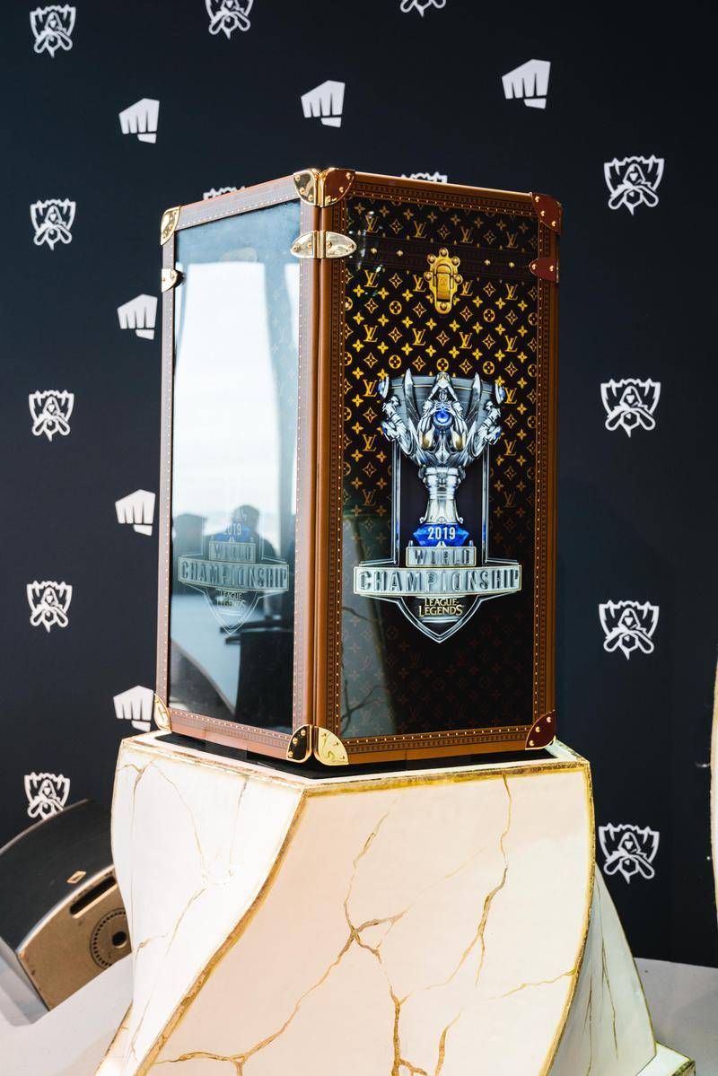 Le trophée des Championnats du monde de “League of Legends“ présenté dans un écrin Louis Vuitton à Paris en 2019.
