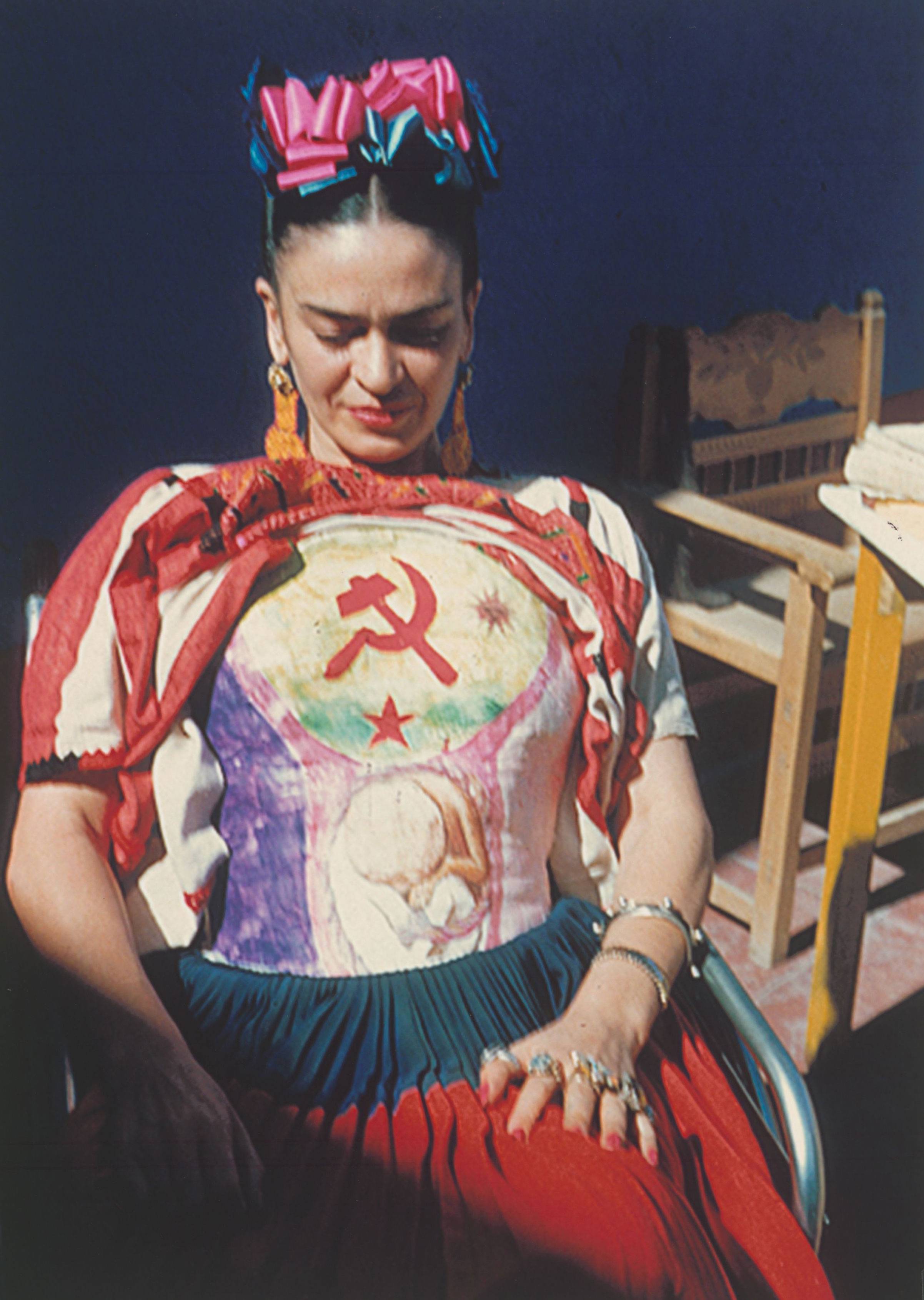 Frida Kahlo révélant son corset peint sous son huipil par Florence Arquin, vers 1951 © DR, collection privée © Diego Rivera and Frida Kahlo archives, Bank of México, fiduciary in the Frida Kahlo and Diego Rivera Museums Trust
