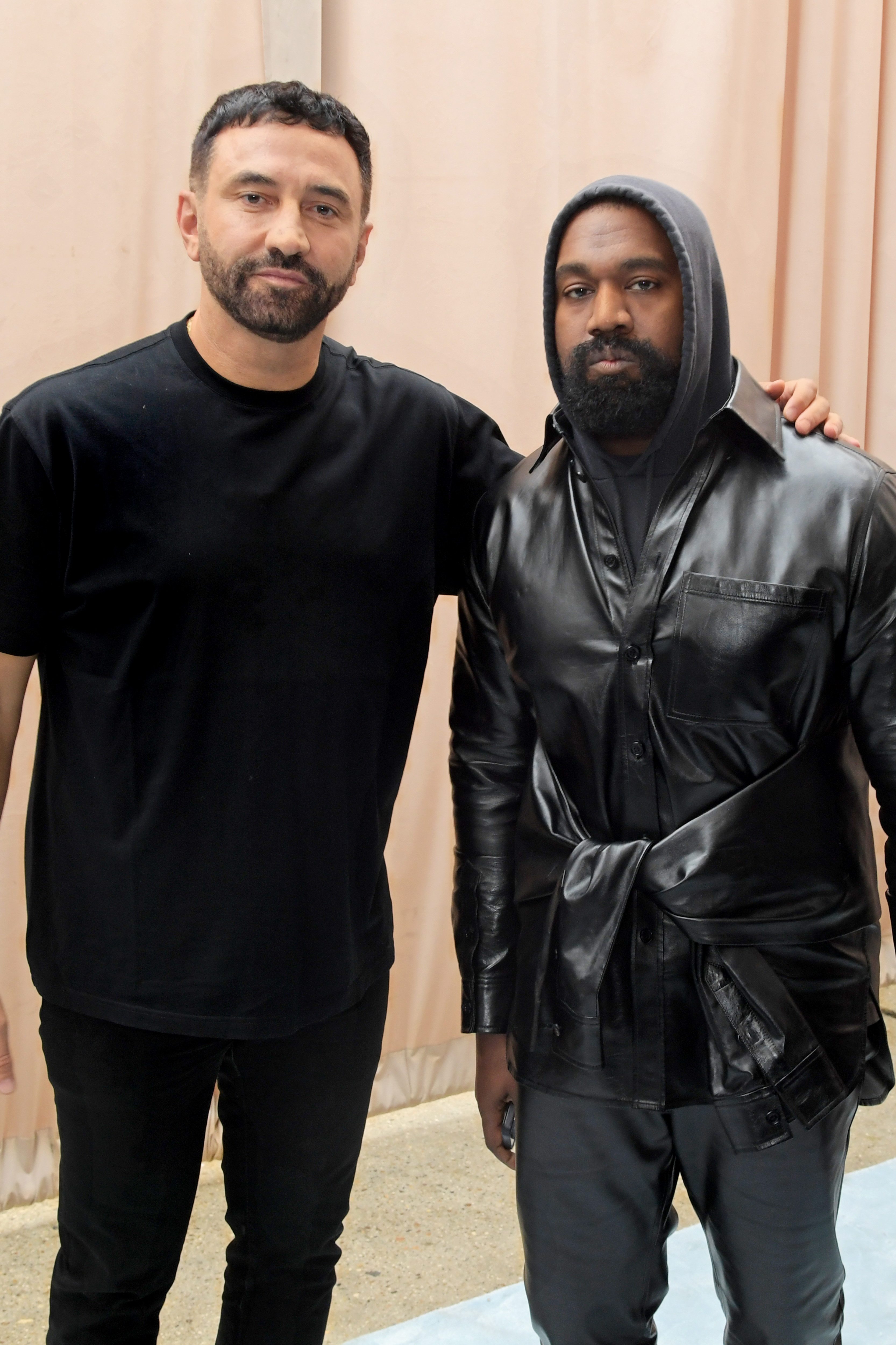 Riccardo Tisci, le directeur artistique de Burberry, et le rappeur Kanye West au défilé Burberry à Londres 