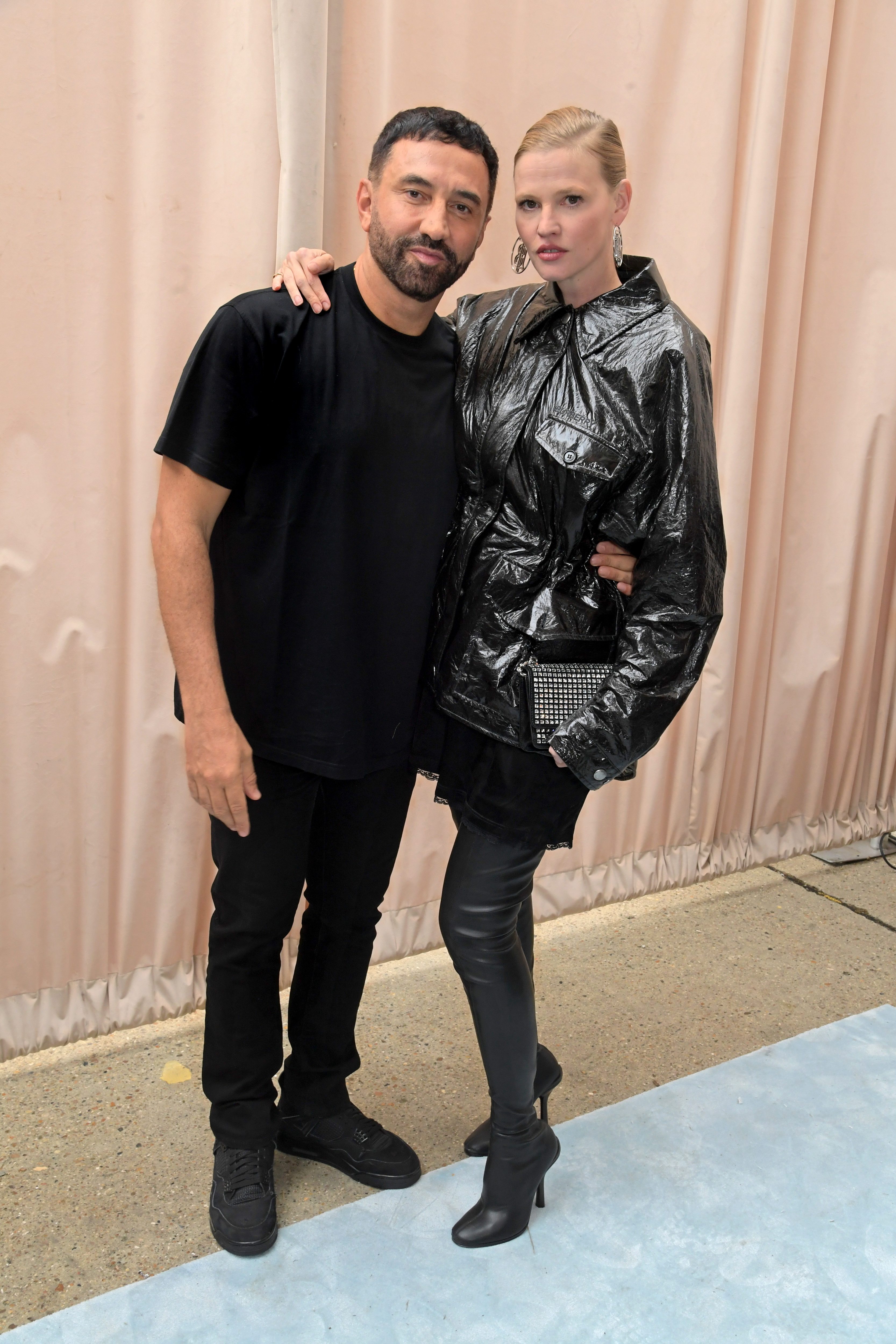 Riccardo Tisci, le directeur artistique de Burberry, et la mannequin Lara Stone au défilé Burberry à Londres 