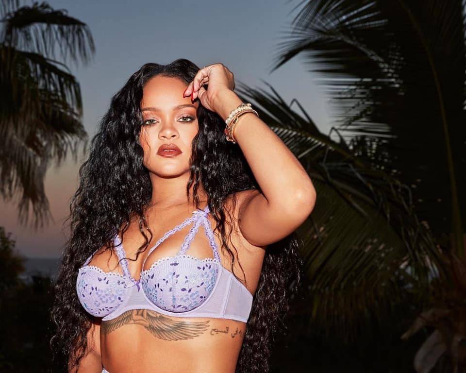 Rihanna posant pour sa ligne de lingerie Savage X Fenty