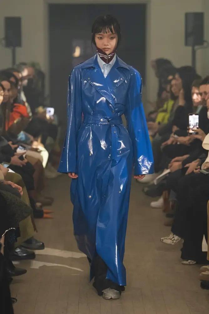 Rokh’s electric blue vinyl trench coat Fall-Winter 2022-2023