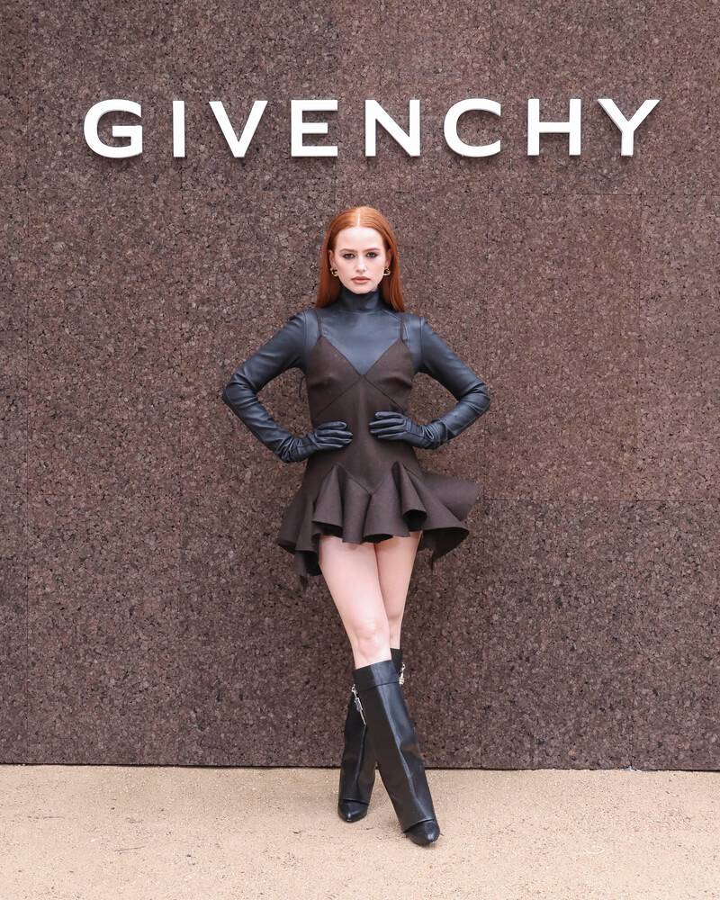 L'atrcice Madelaine Petsch au défilé Givenchy printemps-été 2023