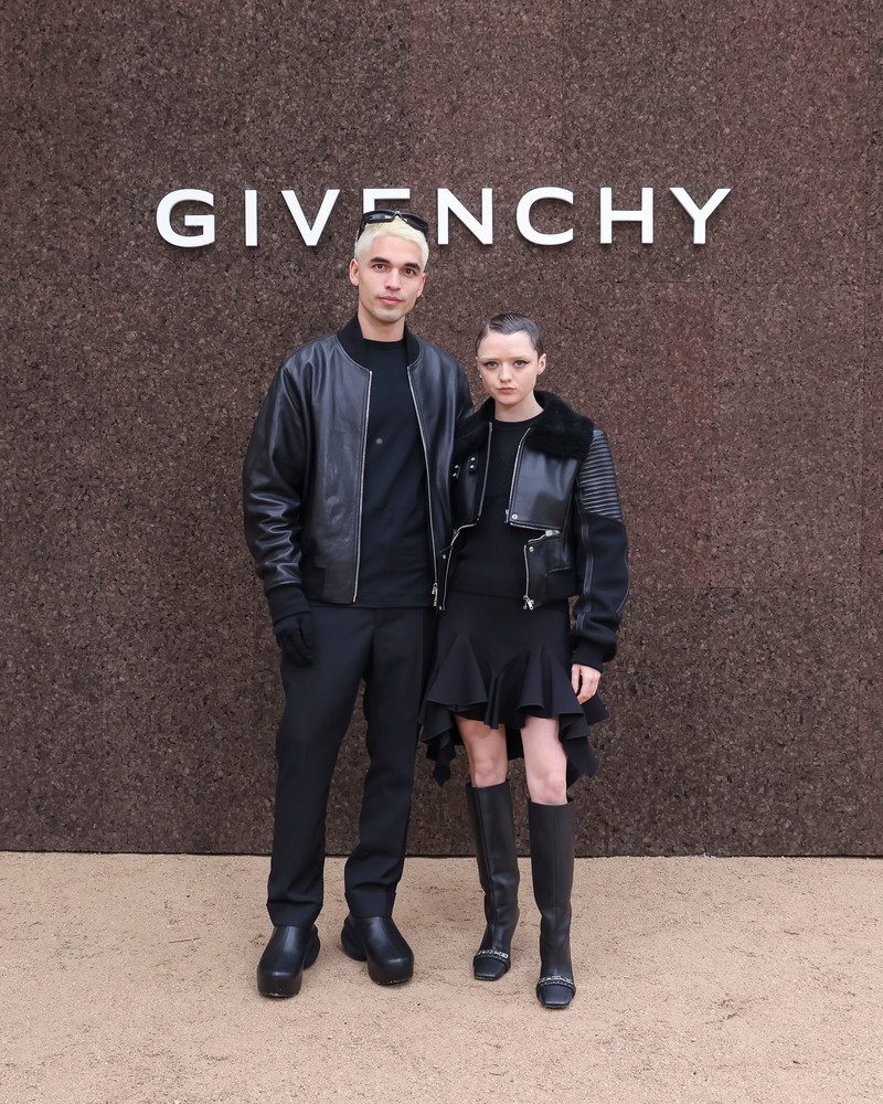 L'artiste Reuben Selby et l'actrice Maisir Williams au défilé Givenchy printemps-été 2023