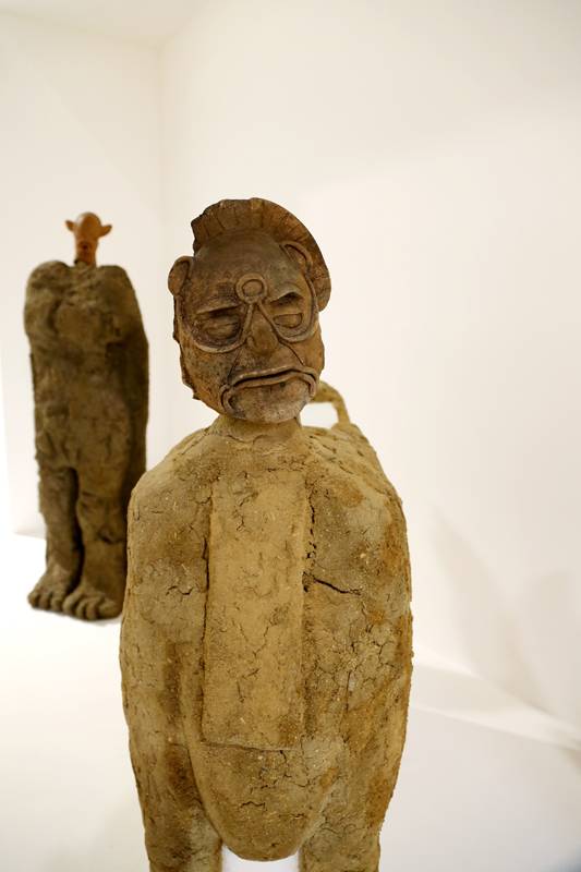 Vue de ses sculptures “Totems” (2022) à la Biennale de Venise. 