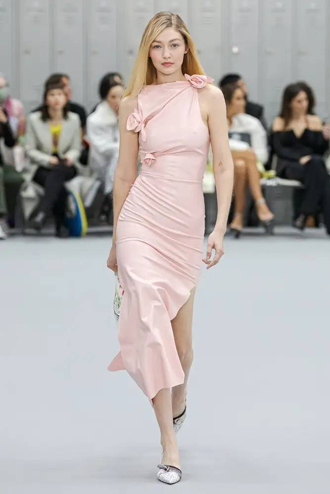 La robe à noeud en vinyle rose Coperni automne-hiver 2022-2023