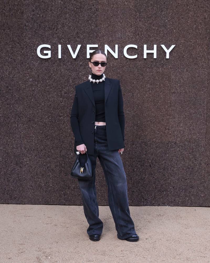 La mannequin Ella Emhoff au défilé Givenchy printemps-été 2023