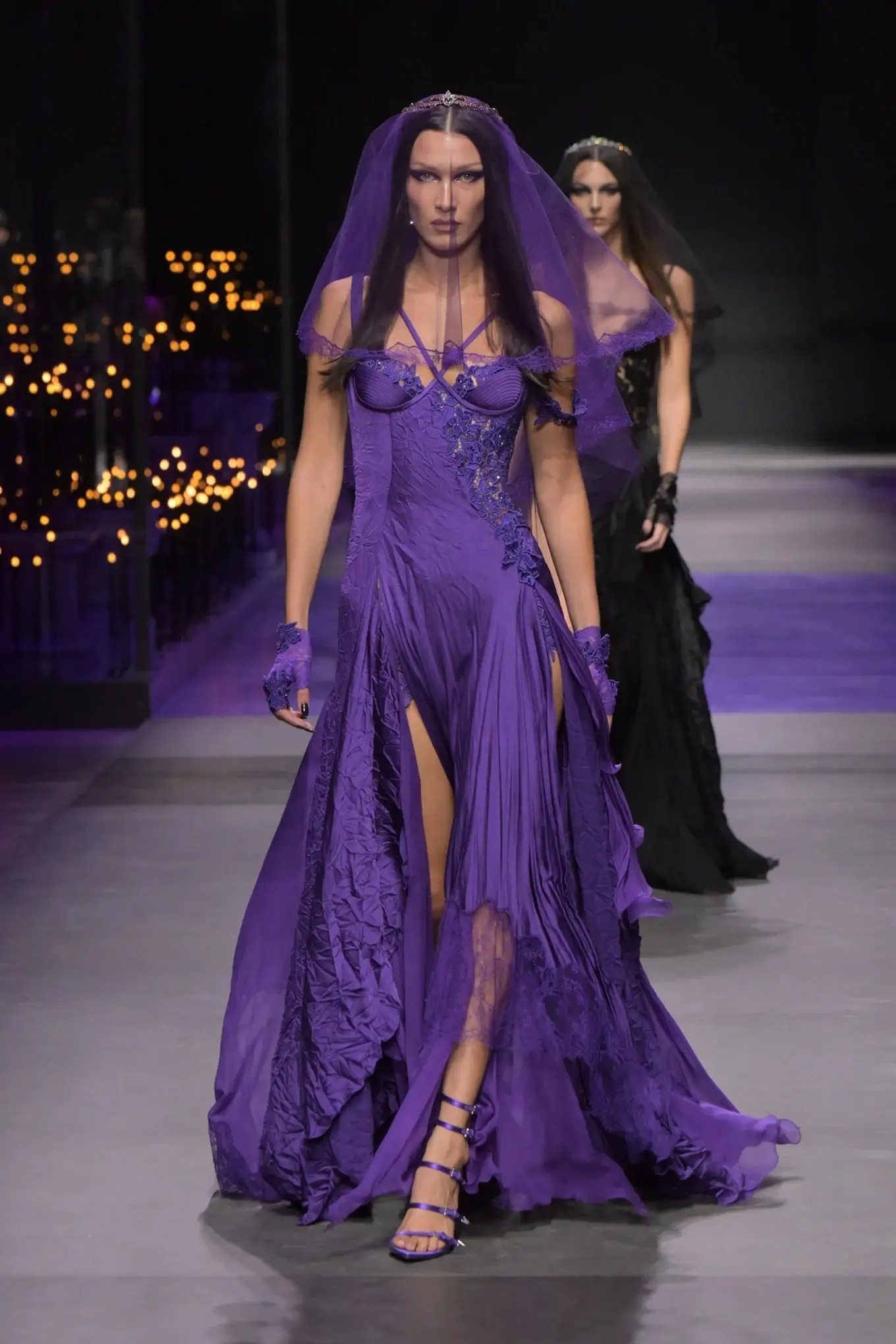 Bella Hadid au défilé Versace printemps-été 2023
