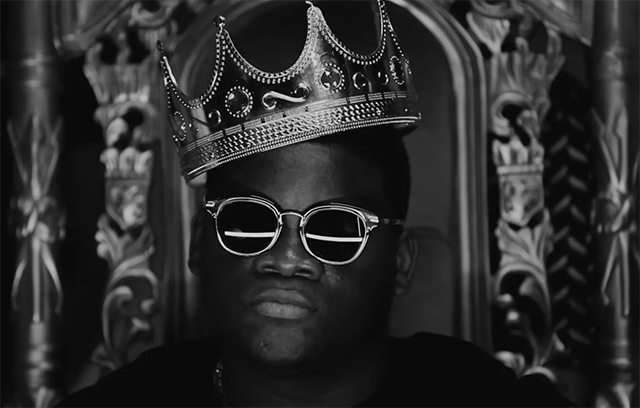 Le rappeur Benjamin Epps avec une couronne sur la tête, référence directe à Notorious Big.