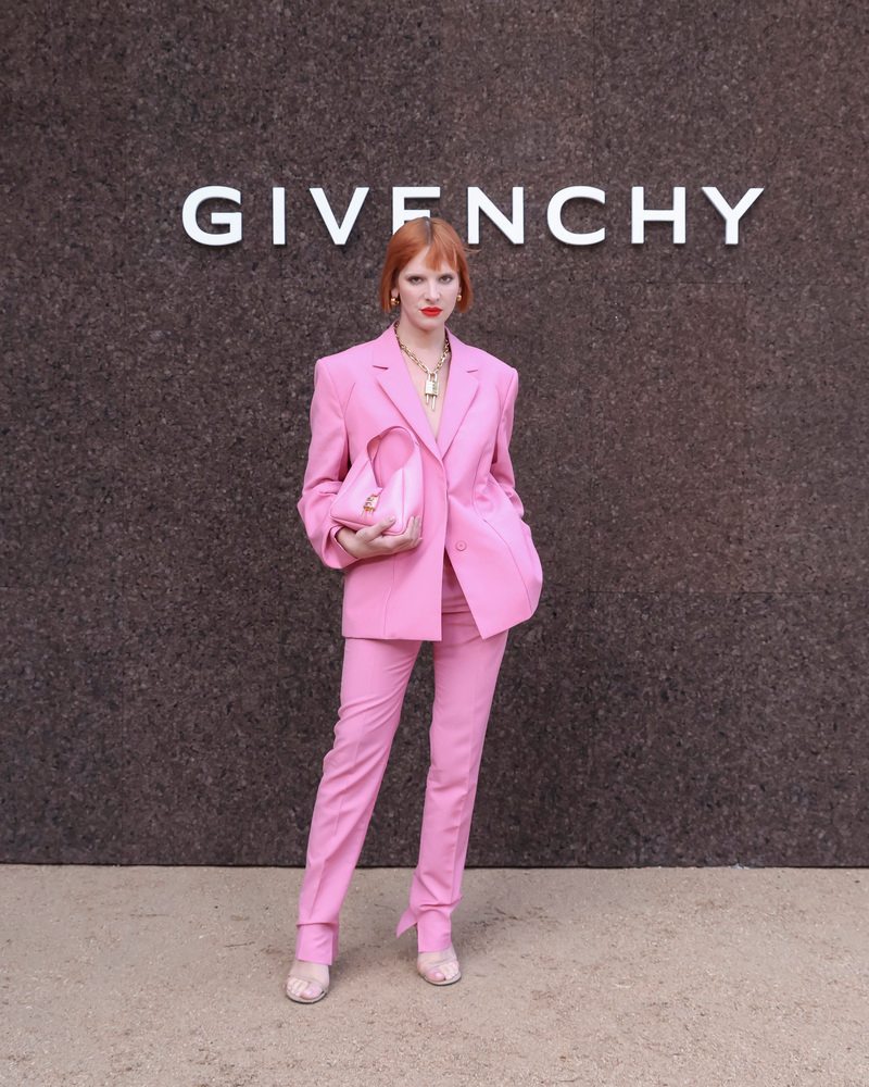 L'actrice hari Nef au défilé Givenchy printemps-été 2023